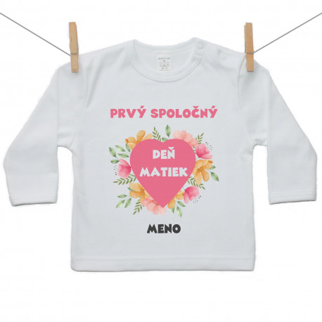 Tričko s dlhým rukávom Prvý spoločný Deň matiek s menom dieťatka Tričko s dlhým rukávom Prvý spoločný Deň matiek s menom dieťatka