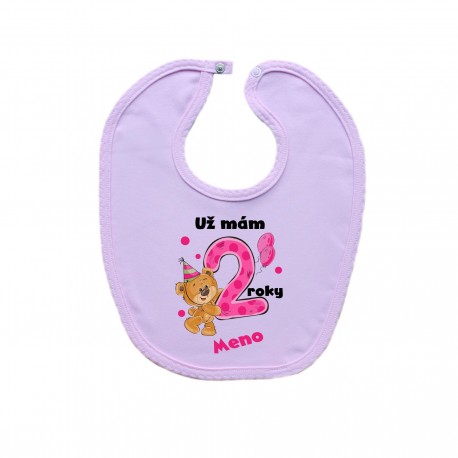 Ružový podbradník na zapínanie Už mám 2 roky s Medvedíkom a menom dieťatka Dievča